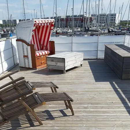 Sealodge I Huus & Úszó hotel *